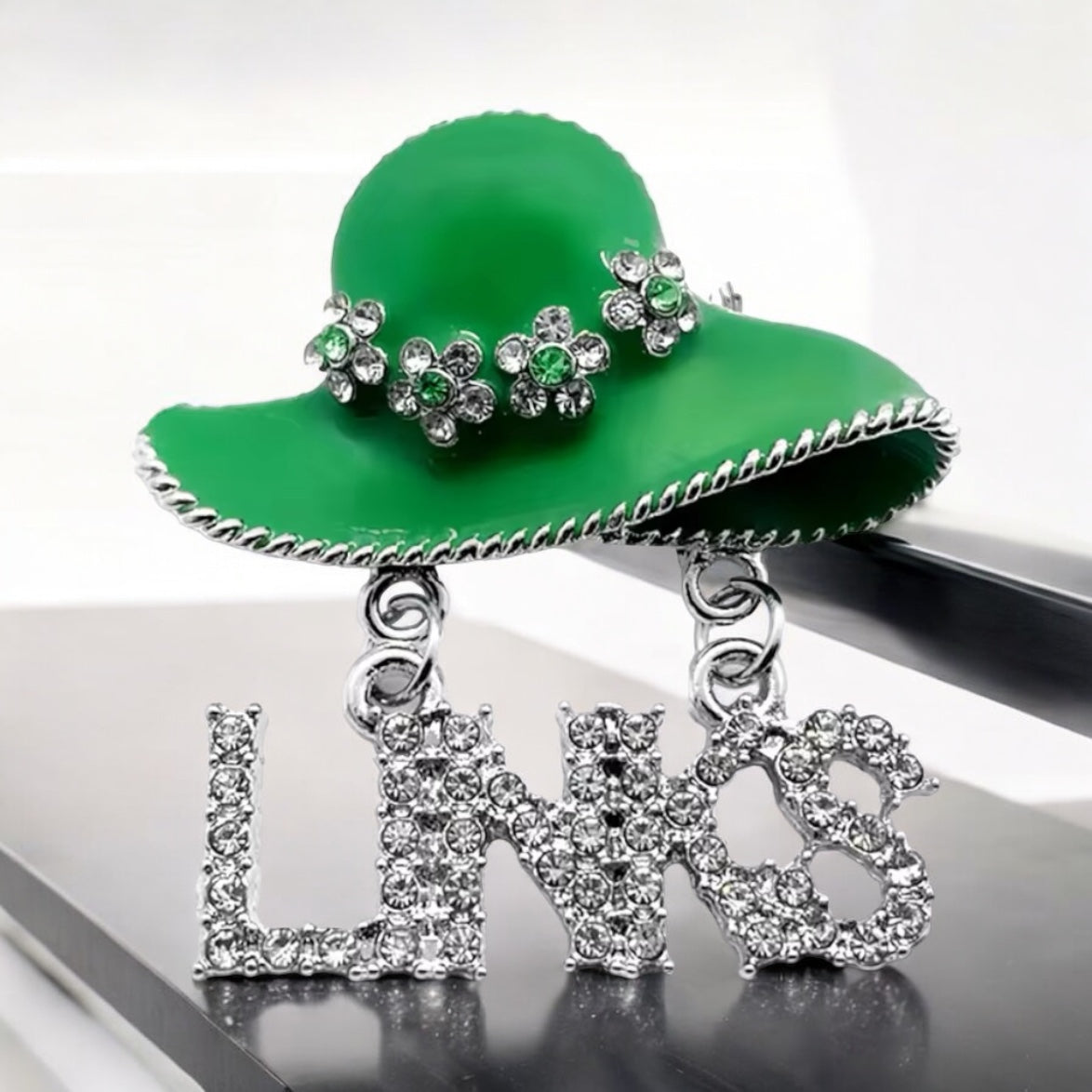 Links Green & White Green hat with Links Brooch