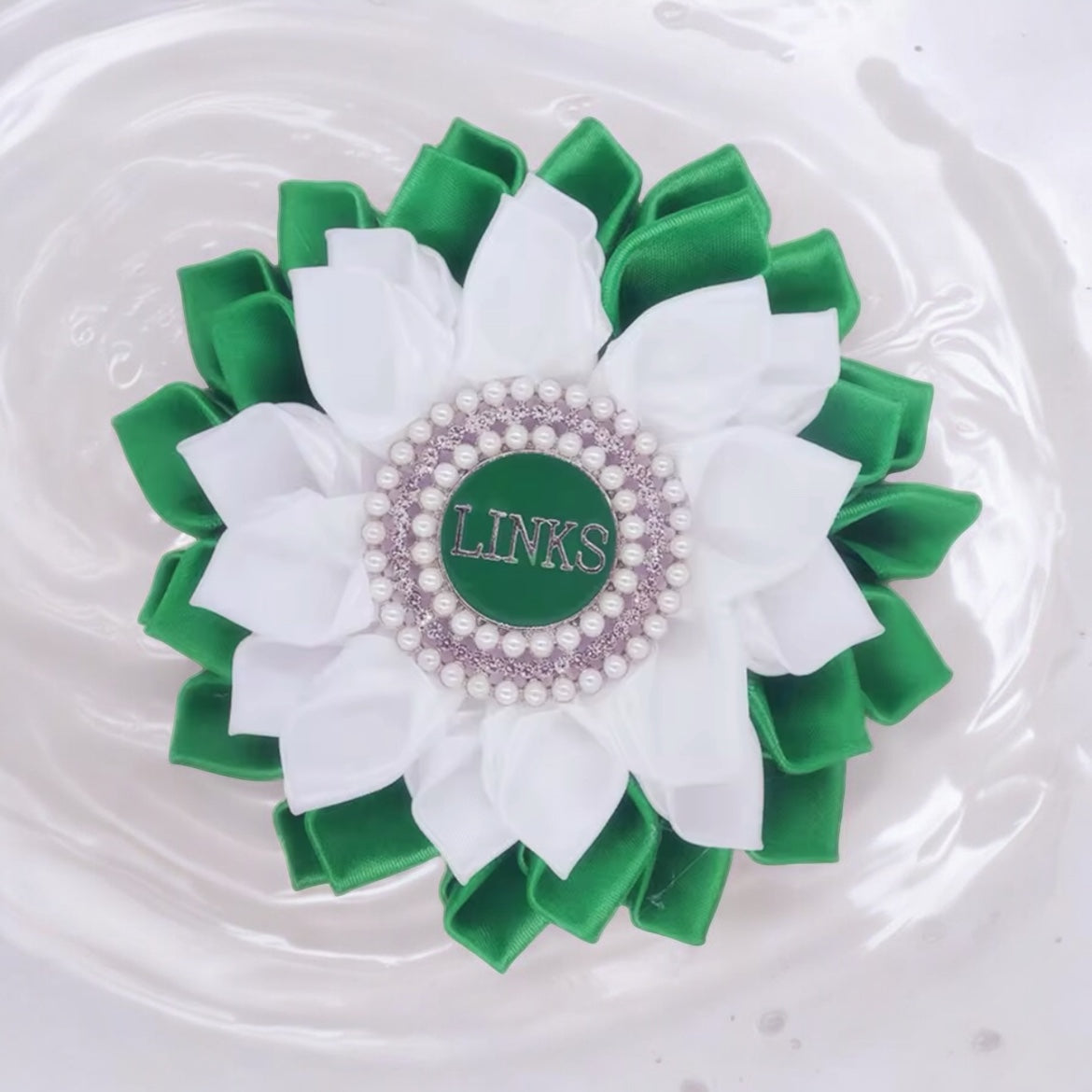 Links Green & White Ribbon Brooch Pin